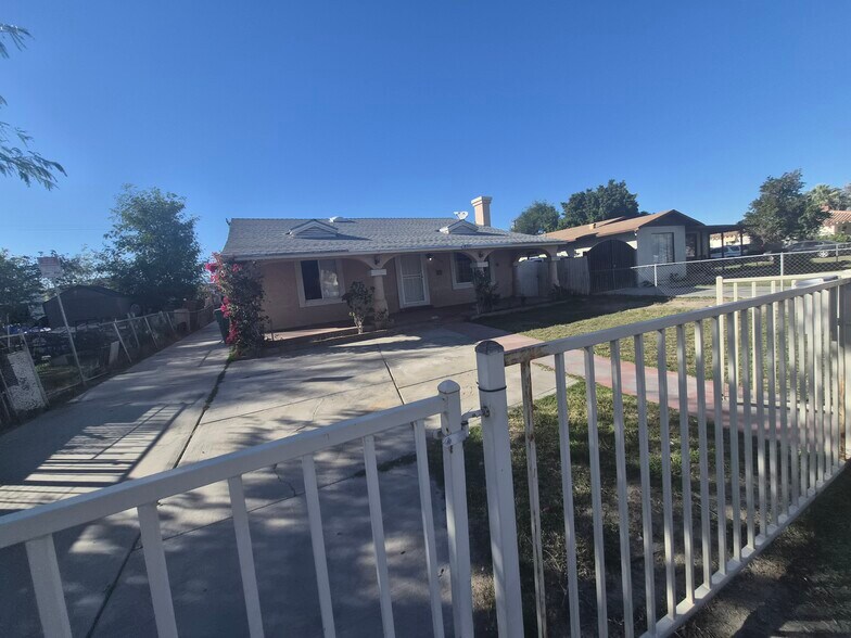 Building Photo - 45565 King St