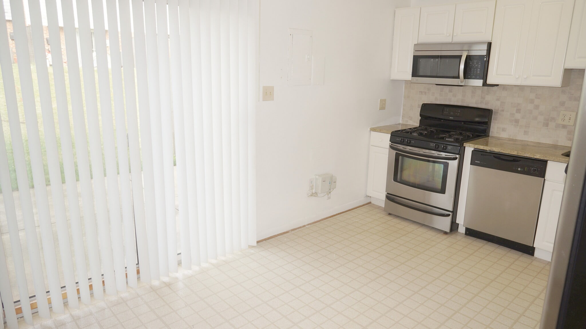 Kitchen / Door to Patio - 2206 Gingell Pl
