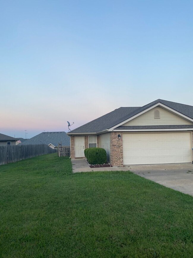 Building Photo - 3 bedroom 2 bath duplex with 2 Car Garage ...