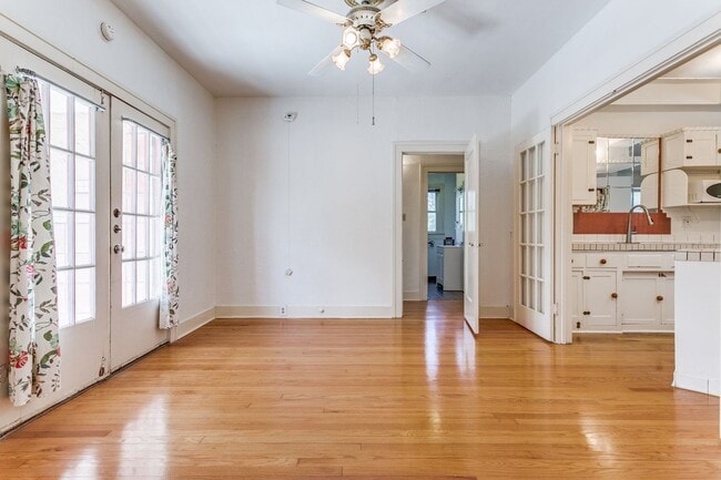 Building Photo - 2-BEDROOM UPSTAIRS DUPLEX OVERLOOKING SAN ...