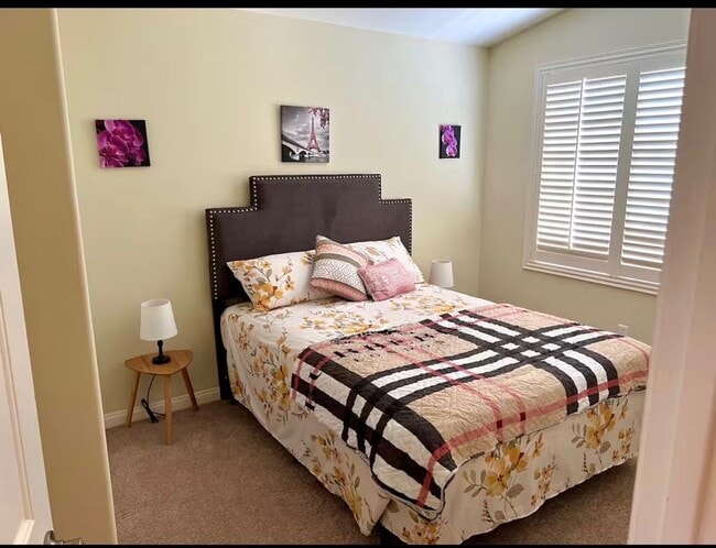Building Photo - Super Great Deal on this fully furnished 4 BD 2 BA house with a Pool and Solar
