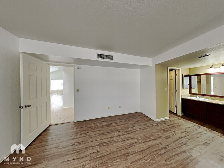 Building Photo - 10037 E Stella Rd