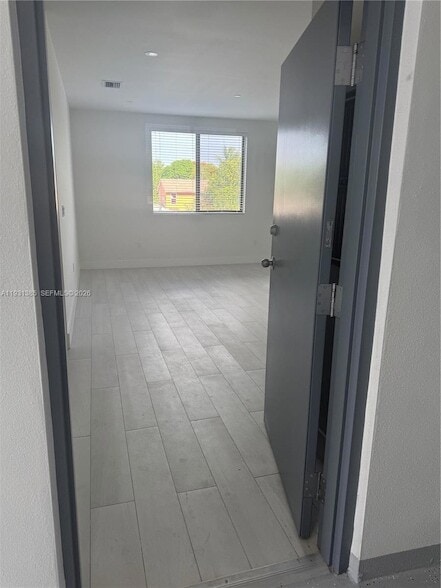 Building Photo - 1091 E 17th St