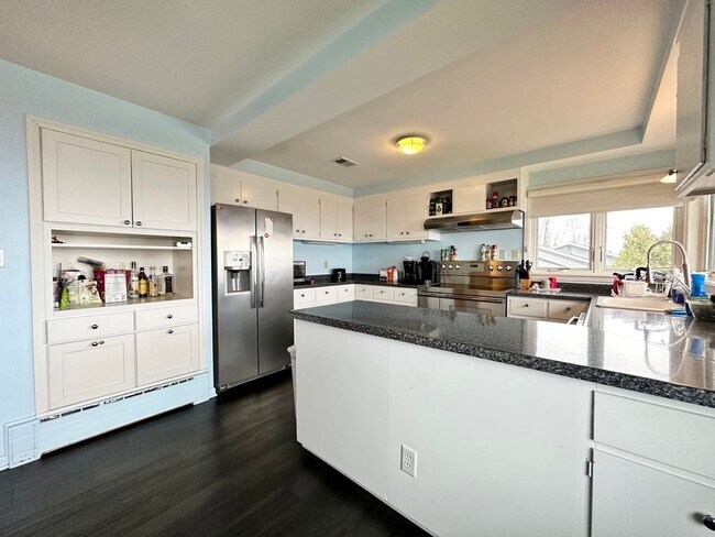 Building Photo - AVAILABLE AUG 19th - 4 BEDROOM 3 BATHROOM - GORGEOUS LAKE VIEWS