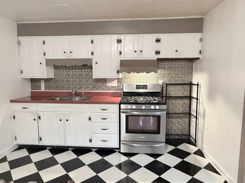 Building Photo - 414 2nd St W