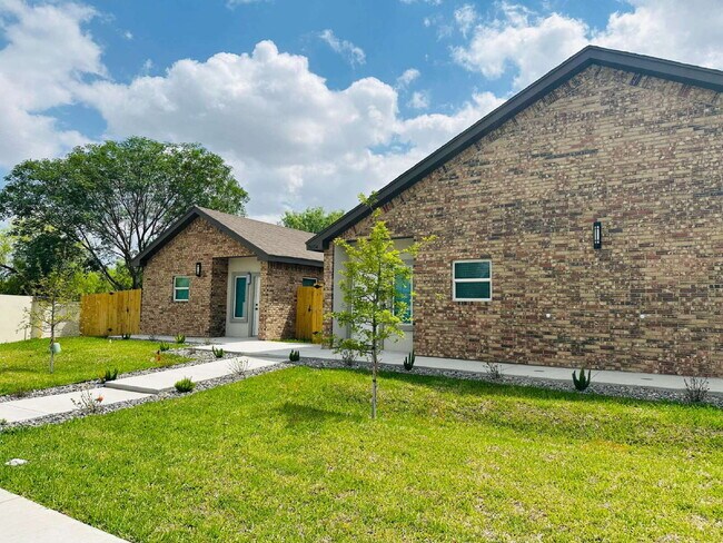 Building Photo - Amazing Brand new executive apartment in Edinburg
