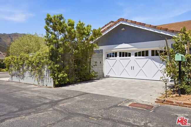 Building Photo - 1314 Avenida de Cortez