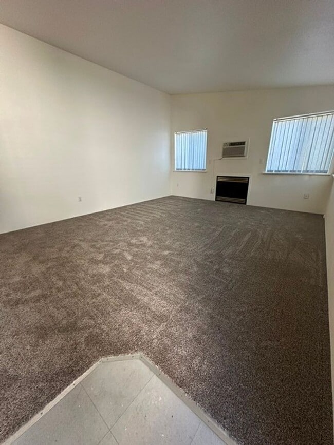 Building Photo - 2 Bedroom Townhouse