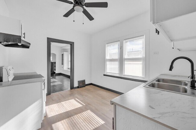 Building Photo - 3058 E 116th St