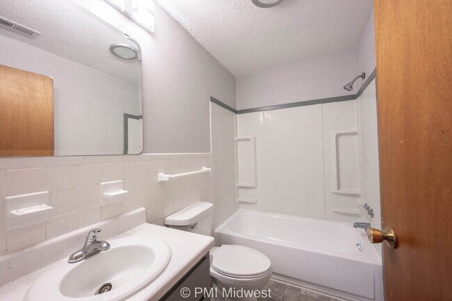 Building Photo - "Charming 2-Bedroom Retreat in the Heart of Shelbyville – Perfectly Cozy at 800 Sq Ft!"