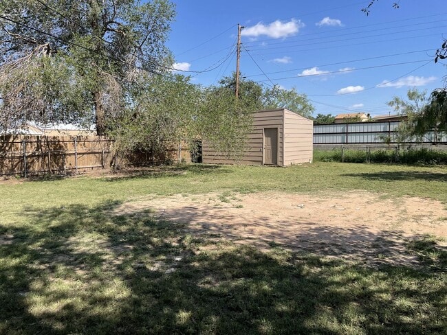 Building Photo - Newly renovated 3/1 with fenced back yard ...
