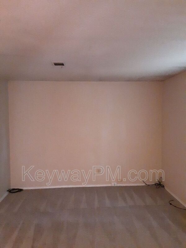 Building Photo - 4589 Hickory Dr