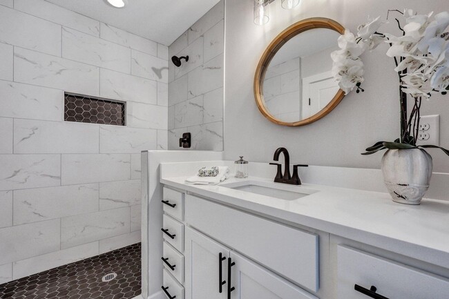 Building Photo - Fully renovated home in Charleston!