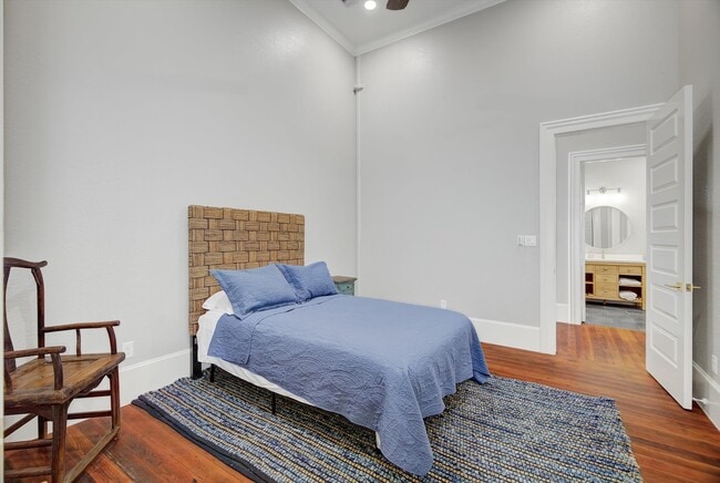 Building Photo - 2206 The Strand