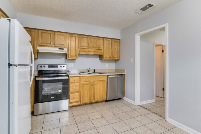 Building Photo - BRIGHT AND BEAUTIFUL DUPLEX CLOSE TO UWF!