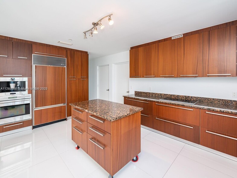 Building Photo - 15901 Collins Ave