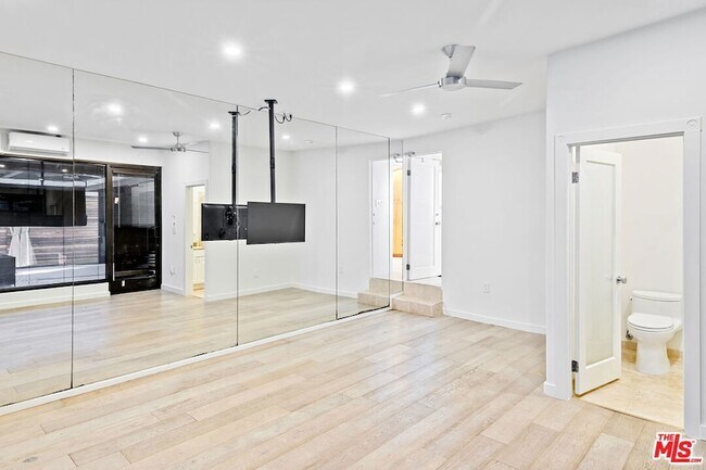 Building Photo - 516 1/2 Hill Street Unit