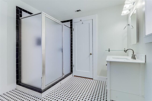 Building Photo - 609 W 35th St