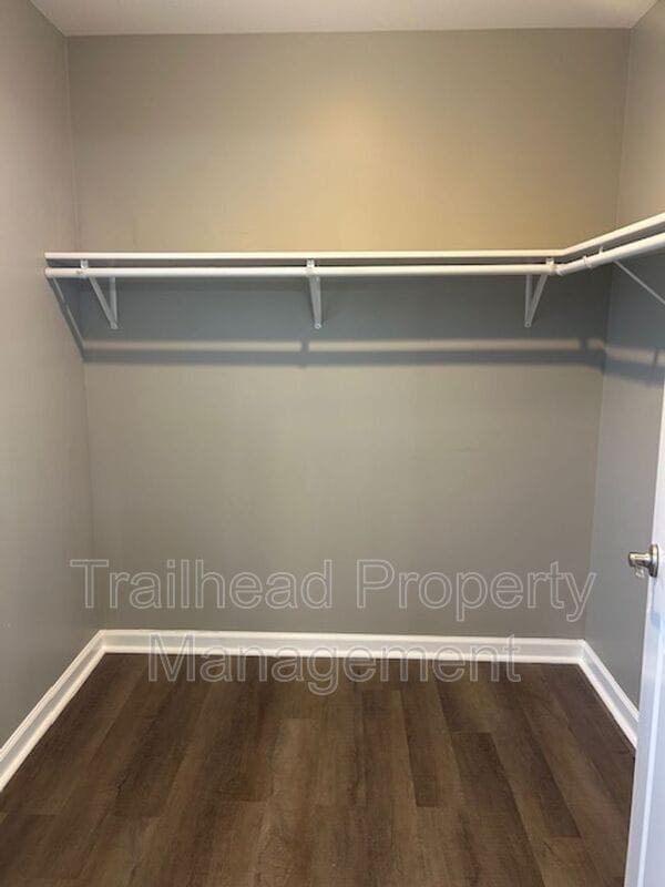 Building Photo - 605 Hillcrest St