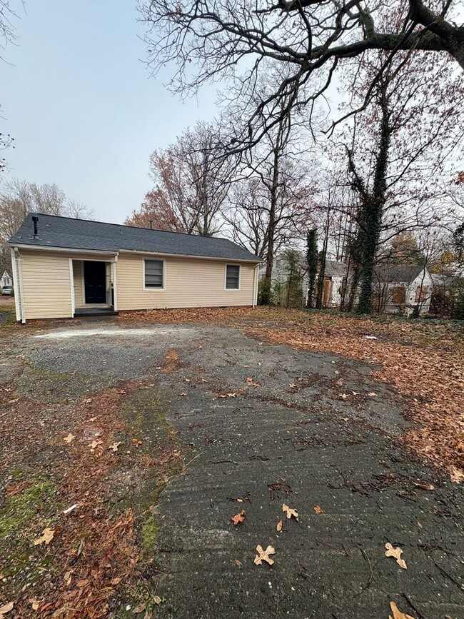 Building Photo - 3bed/1bath House $1295 GSO!