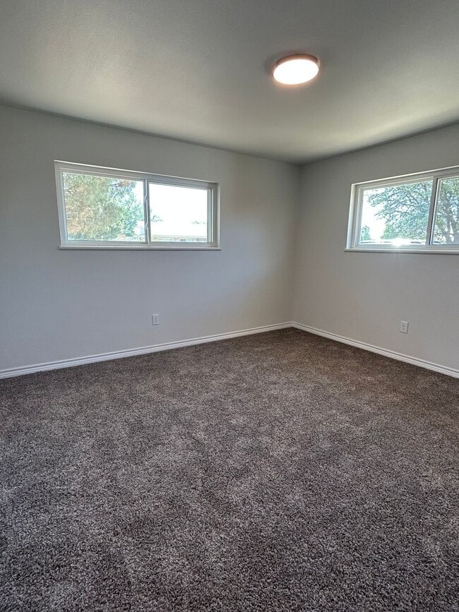 Building Photo - Beautiful Home on the Eastside!