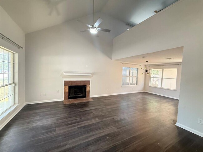 Building Photo - 3 Bed / 2 Bath / 2 living room a great bac...