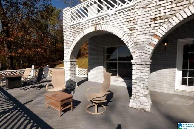 Building Photo - 992 Clear Creek Dr