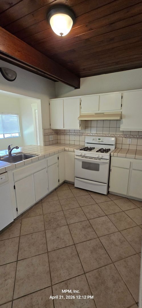 Building Photo - 3 bedroom 2 bath home near schools and shopping