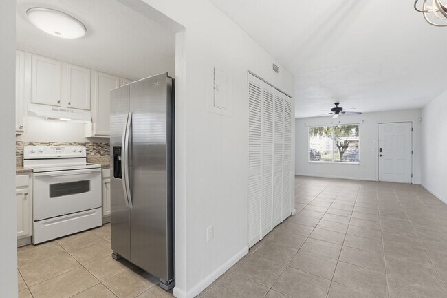 Building Photo - Southfork Oaks Condo