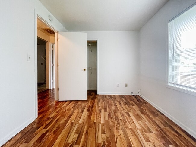 Building Photo - 114 E 8th St