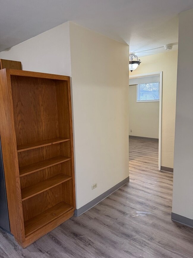 Building Photo - Updated 2 bedroom 1 bath duplex in Eugene!