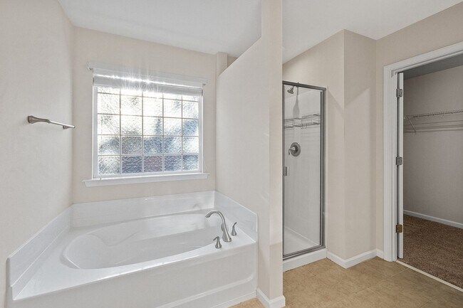 Building Photo - 3 Bed 2.5 Bath Home located in Heritage Hi...