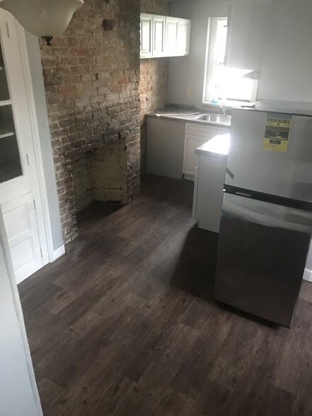 Building Photo - 43 Elm St