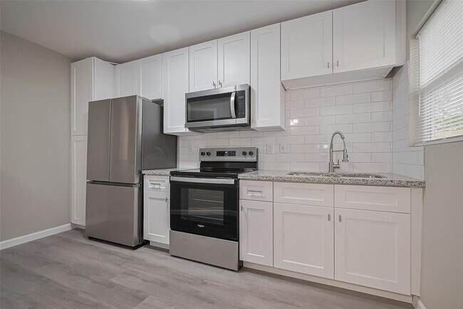 Building Photo - 1734 W 6th St