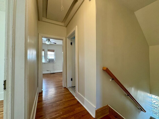 Building Photo - 3 Bedroom 2 Full Bath Plus Office Renovated Victorian Style Family Home Available Mid December!!