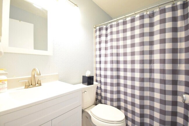 Building Photo - FULLY FURNISHED Condo For Rent in Pinellas...