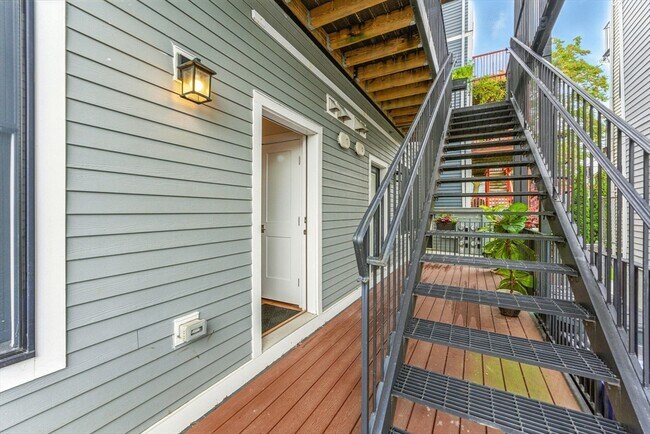 Building Photo - 64 Gove St