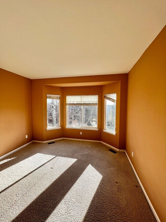 Building Photo - 4 bed, 3 bath Home in Huntington Hills Nei...