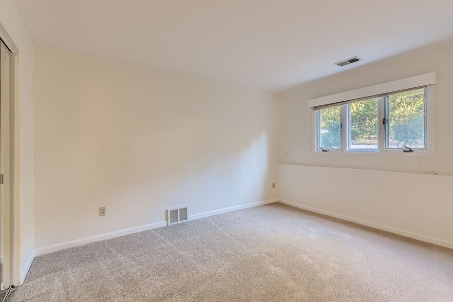 Building Photo - 2020 5th St