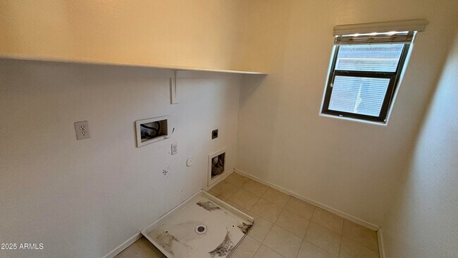 Building Photo - 14719 W Poinsettia Dr