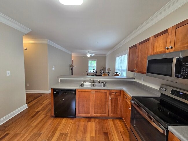 Building Photo - 2180 Lakeside Dr