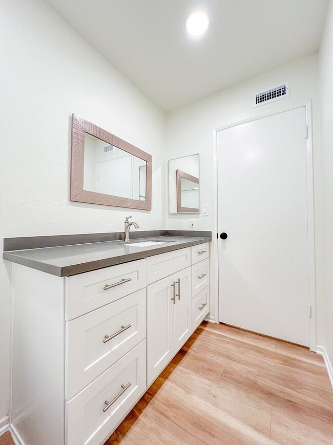 Building Photo - DELL