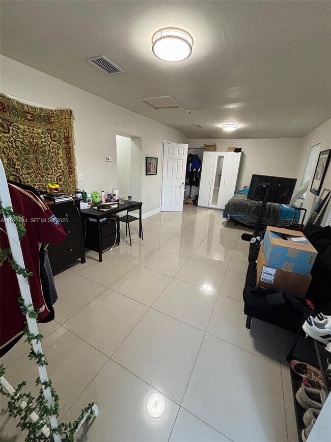 Building Photo - 1815 NE 175th St