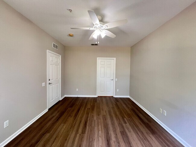 Building Photo - Great townhouse -  available now!