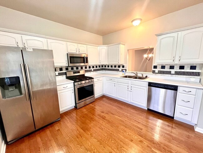 Building Photo - Beautiful Townhome - 3 bedroom 2.5 bath - Must see!