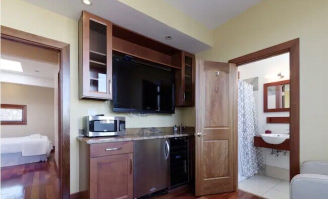 Building Photo - 2803 Ontario Rd NW