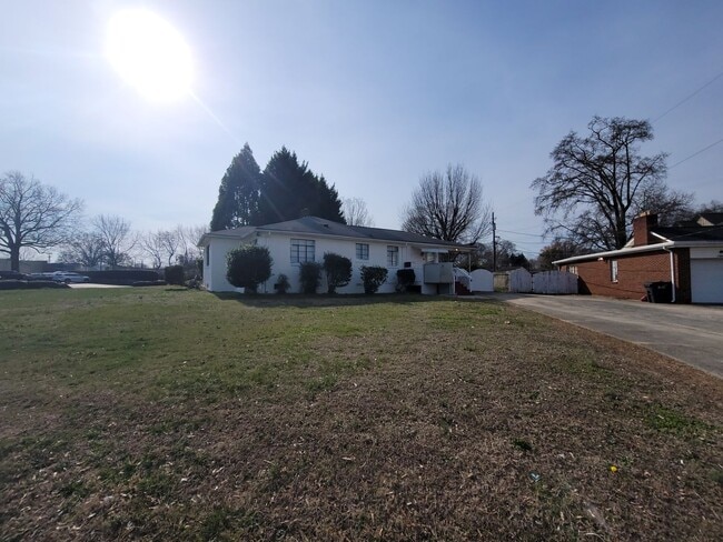 Building Photo - Spacious 3-Bed, 2-Bath Brick Ranch Home for Rent – Woodlawn Rd, Near Park Rd