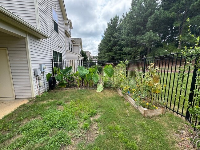 Building Photo - Bright & Spacious End Unit in Thompson Ridge