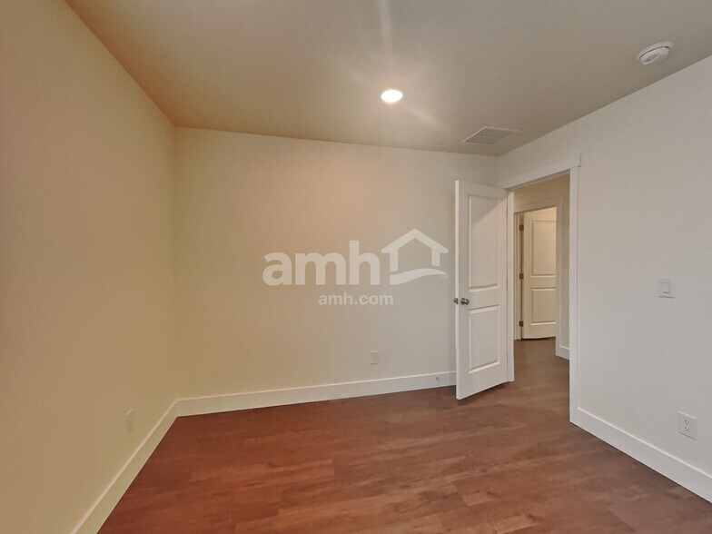 Building Photo - 1465 N Alderleaf Rd