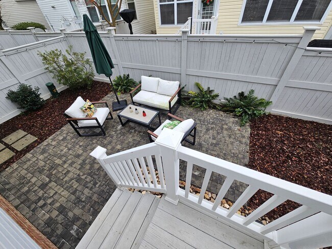 Building Photo - THREE SHIPS LANDING